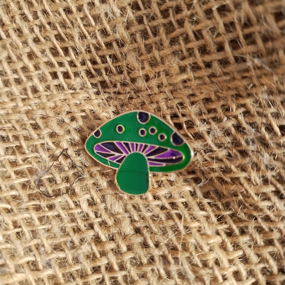 💙Psychedelic mushroom pin